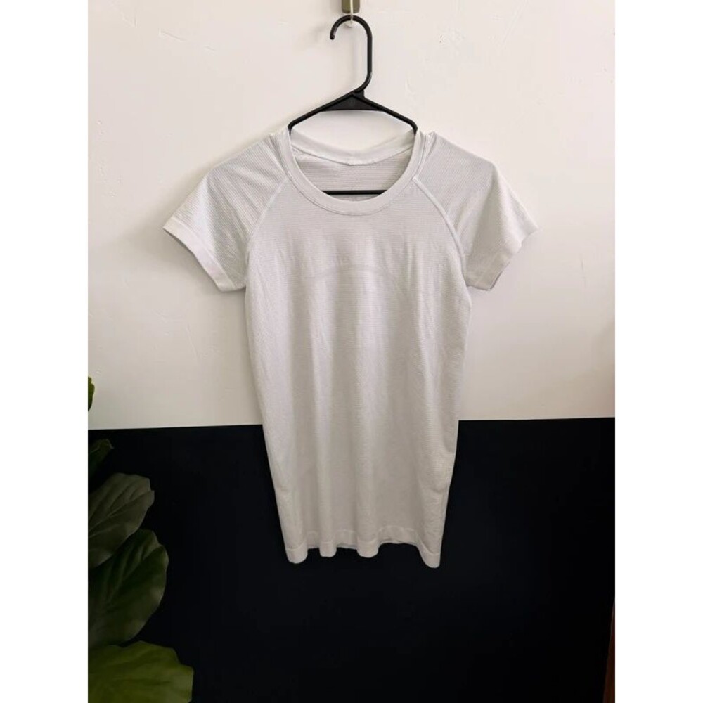 Lululemon Size 6 Swiftly Tech Short Sleeve Top